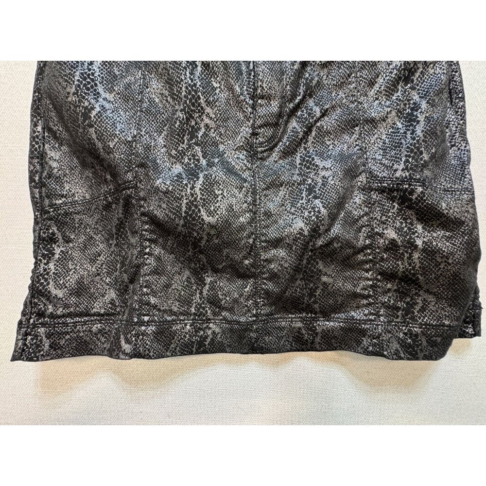 White House Black Market Womens Mini Skirt Lightweight Size 12 Black Snake Print - Picture 7 of 11